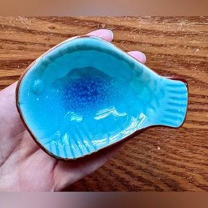 Cute fish-shaped dish either for jewelry or can be a spoon holder. Great gift!